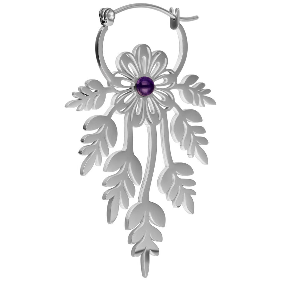 Aro de plata con diseños florales y una amatista violeta en el centro sobre fondo blanco