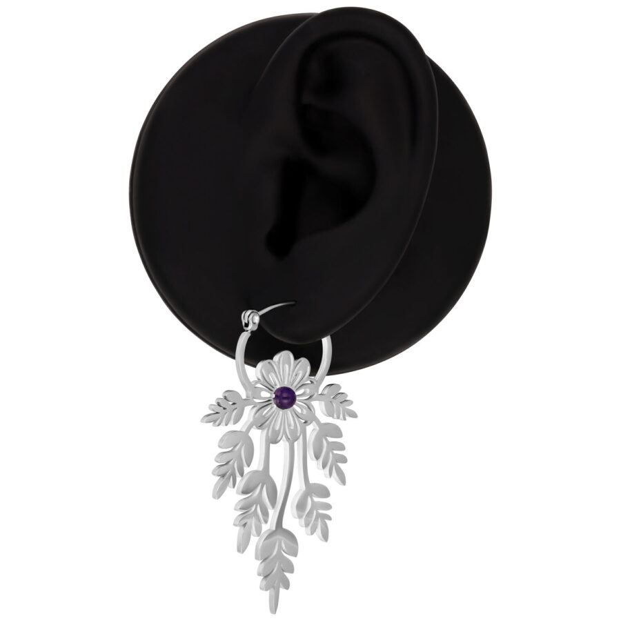 Aros plateados con diseño floral y amatista sobre fondo negro